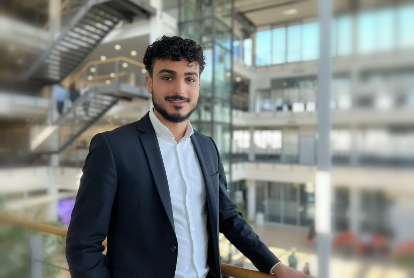 Baran Demir, Gründer von Prozessstube, am Arbeitsplatz